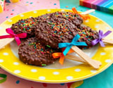 Pirulito de chocolate crocante e decorado para o Dia das Crianças