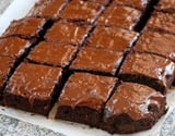Bolo de chocolate de micro-ondas, sem batedeira e molhadinho: tão fácil que até criança faz