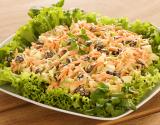 Salada de vegetais com uvas-passas