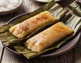 Pé de moleque nordestino de mandioca e coco na folha de bananeira