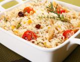 Arroz com bacalhau, tomate e ervas