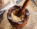 Paçoca de amendoim feita no pilão da roça com receita da vovó sem leite naturalmente vegana