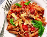 Macarrão integral com atum em lata e molho de tomate