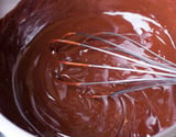 Ganache de chocolate com 2 ingredientes que fica firme e perfeito para pavê ou bolo