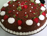 Bolo de chocolate com calda de morango