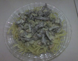 Talharim ao Molho Branco com Ervilhas, Cenouras e Carne.