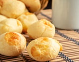 Pão de queijo com 2 ingredientes na airfryer: lanche prático perfeito para uma pessoa