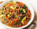 Japchae, o macarrão coreano com massa de batata-doce, carne e legumes