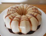 Flan de banana com calda de chocolate
