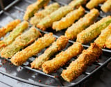 Palitos de abobrinha crocantes e bem temperados feitos no forno ou na airfryer