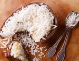 Ovo de Páscoa de bolo de coco gelado igual de vó na casquinha de chocolate