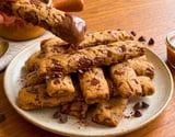 Palitos de cookie com gotas de chocolate: perfeitos para mergulhar no creme de avelã