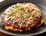 Okonomiyaki panqueca salgada japonesa recheada e finalizada com molho agridoce