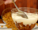 Compota de frutas com creme