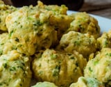 Bolinho de arroz verde com brócolis e temperos, petisco para a Copa saboroso e nutritivo