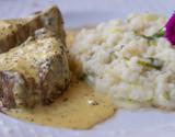 Filé mignon ao molho de mostarda com risoto de alho-poró
