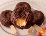 Picodim, o picolé de pudim no palito coberto de chocolate crocante por fora e macio por dentro