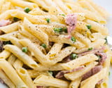 Penne ao molho branco à parisiense com presunto e ervilha