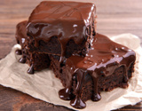 Bolo fofinho de chocolate com cobertura cremosa.