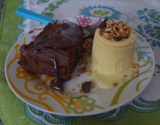 Bolo cremoso com sorvete e calda quente da Dani