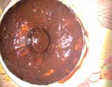 Bolo simples com cobertura de chocolate