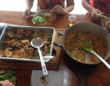 Frango caipira com viradinho de milho no fogão a lenha