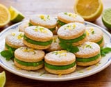 Biscoito de limão recheado amarelo e verde temático com as cores do Brasil