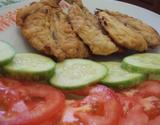 Sardinha frita com salada de tomate e pepino caipira