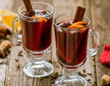 Quentão de vinho e cachaça misturados com sabor equilibrado