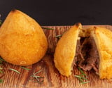 Coxinha de costela desfiada e cream cheese crocante por fora e cremosa por dentro