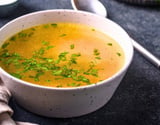 Caldo de ossos rico em colágeno e cheio de sabor para comer puro