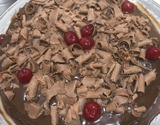 Bolo de chocolate com cerejas e brigadeiro