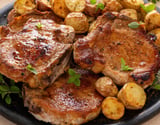 Bisteca de porco na frigideira suculenta e saborosa com poucos ingredientes