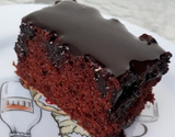 Bolo de chocolate molhadinho e fofinho com calda de chocolate