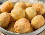 Pão de queijo de tapioca na airfryer prático que rende muito para fazer nas férias