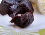 Petit gateau com chocolate em pó