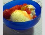 Calda de morangos flambados com sorvete de creme