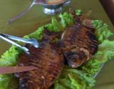 Peixe recheado e assado na churrasqueira
