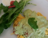 Talharim ao pesto de rúcula com tomates secos