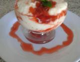Mousse de iogurte  natural com calda de morango