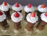Copinhos de chocolate ao leite com creme de morangos e chantilly