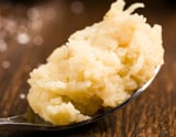 Cocada de leite condensado cremosa e simples com apenas 3 ingredientes
