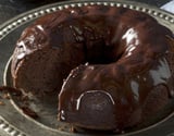 Bolo de chocolate com flocão muito fofinho e com calda cremosa, sem glúten e sem lactose