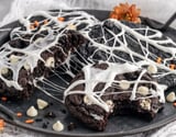 Cookies de teia de aranha com chocolate e marshmallow para o Halloween