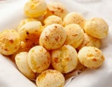 Pipoca de queijo com polvilho feita no forno muito crocante e sequinha