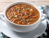 Sopa de lentilha com frango desfiado na panela de pressão