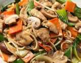 Chop Suey de frango: picadinho oriental com vegetais crocantes e molho encorpado