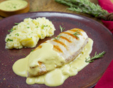 PEITO DE FRANGO COM MOLHO DE MOSTARDA E PURÊ DE BATATAS AMANTEIGADO