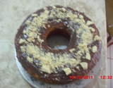 Bolo branco com cobertura de brigadeiro e chocolate branco