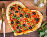 Pizza com formato de coração e recheio simples e saboroso para um jantar romântico sem gastar muito